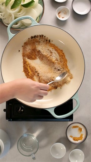 🍴🍳UIT KOOK EN GENIET | Kerrievis (ingelegde vis) is 'n Kaapse gunsteling vir die Paastyd. 🔗 Maak dit self met hierdie resep: https://brnw.ch/21wS3fA | Die Burger