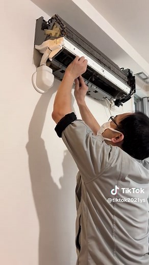 エアコンの分解とカバー取り外しの方法
