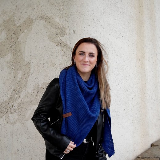 Coco triangle scarf - Knitted XXL shawl - Our fan favorite - All season | Knit Factory