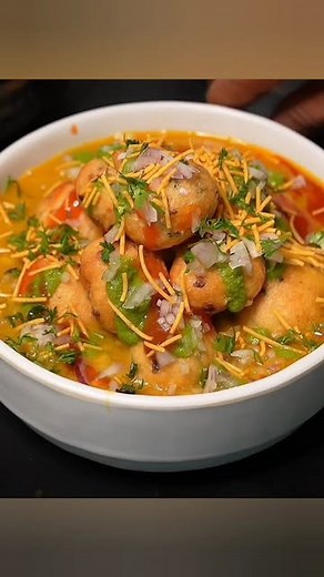 Nilus_kitchen Nilofar Memon on Instagram: "Dish ka nam kya hai ? Recipe👇 Full recipe on my youtube channel - Nilu's kitchen Ingredients Ingredients White peas-1cup Green peas-1/3cup Tomato-2 Onion-1 Some coriander Chilli-2 Salt Turmeric-1/2tsp G.g paste Oil-2tbdp Cumin-1/2tsp Onion-1/2 Turmeric-1/4tsp Coriander powder-1tsp Chilli powder-1/2tsp Coriander Urad dal-1cup Ice cubes-3-4 Onion-1 Coriander Chilli-3 Kalonji-1/2tsp Cumin-1/4tsp Hing-1/4tsp Salt Ginger-1tsp Green chutney Temrind chutney O