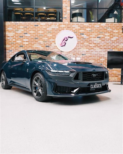 𝗪𝗜𝗡 𝗔 𝟮𝟬𝟮𝟰 𝗠𝗨𝗦𝗧𝗔𝗡𝗚 𝗗𝗔𝗥𝗞 𝗛𝗢𝗥𝗦𝗘 🐴 Mustang V8 | RHD | 10-Speed Auto 𝗚𝗲𝘁 𝗘𝗻𝘁𝗿𝗶𝗲𝘀 👉 cfac.co/mustang 𝗧𝗵𝗲 𝗗𝗮𝗿𝗸 𝗛𝗼𝗿𝘀𝗲; 𝗽𝘂𝗿𝗲𝗯𝗿𝗲𝗱 𝗽𝗲𝗿𝗳𝗼𝗿𝗺𝗮𝗻𝗰𝗲 𝗯𝘂𝗶𝗹𝘁 𝗳𝗼𝗿 𝘁𝗵𝗼𝘀𝗲 𝘄𝗵𝗼 𝗹𝗲𝗮𝗱 𝘁𝗵𝗲 𝗽𝗮𝗰𝗸. Finished in striking Blue Ember paintwork that shifts from deep reddish-purple to gold in the light, this 2024 Mustang Dark Horse defines modern muscle. Bold lines and a unique Dark Horse grille, spoiler, hood extractor vents, and signatur