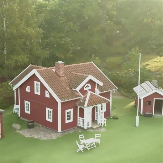 Välkommen till Sveriges största utomhusteater. Här bjuder vi stora och små människors på sagolika teaterupplevelser. Varje dag spelar vi ca 30 föreställningar, alla är baserad på Astrid Lindgrens berättelser, och i många av dem ingår sång, musik och dans i handlingen. Se hela vårt teaterprogram här: https://astridlindgrensvarld.se/teatern/ #astridlindgrensvärld #välkommeninisagorna | Astrid Lindgrens Värld