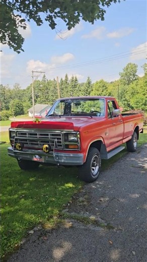 1986 Bullnose Ford F150 300 inline 6 with 4 speed 4x4 classic truck F-150 pickup 8 bef foot kc light