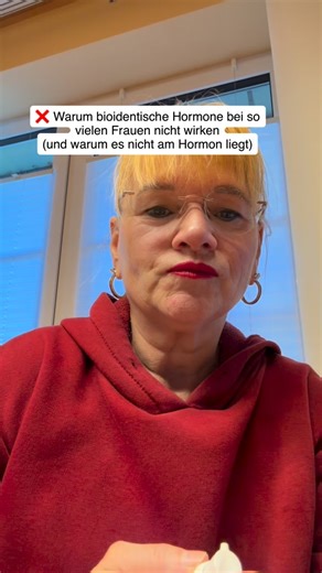 Warum bioidentische Hormone bei so vielen Frauen nicht wirken (und warum es nicht am Hormon liegt) Bioidentische Hormone sind keine Wunderstoffe. Sie sind identisch gebaut wie körpereigene Hormone – aber sie wirken nur, wenn die Biochemie dahinter stimmt. Und genau hier scheitert es bei den meisten Frauen. 1. Hormone wirken nicht im Blut, sondern in der Zelle Hormone sind Botenstoffe, keine Medikamente. Damit sie wirken können, braucht es: * einen funktionierenden Rezeptor * eine intakte Zellmem