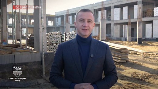 55 de milioane de lei. Aceasta este suma pe care o investim pentru construirea acestei noi școli pentru copiii cu nevoi speciale. Ne aflăm astăzi pe șantierul Centrului Școlar pentru Educație Incluzivă Dumitru Ciumăgeanu, o unitate de învățământ pe care Consiliul Județean Timiș o ridică de la zero în comuna Giroc. În urmă cu patru luni s-a dat ordinul de începere a lucrărilor, iar astăzi stadiul de progres este de 26%, ceea ce înseamnă că lucrările avansează într-un ritm foarte bun. Investiția, 