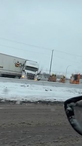 Un important accident s’est produit aujourd’hui sur l’autoroute 40 en direction est, dans des conditions hivernales difficiles. Les images montrent un semi-remorque ayant dévié de sa voie et s’étant immobilisé en angle contre la glissière centrale. La chaussée enneigée et la visibilité réduite semblent avoir contribué à la perte de contrôle. Sur place, plusieurs pompiers en tenue complète d’intervention sont visibles près du camion, suggérant que les services d’urgence étaient activement engagés