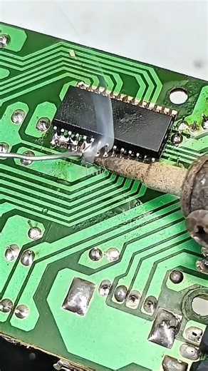Install the SMD IC using manual soldering #solderings #manualtool #jobs #this #helloween #electronic La dificultad de utilizar un soldador manual | Suyadi Maya Tehnic