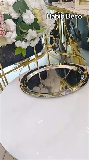 Habib Déco on Instagram: "✨ Plats de présentation disponibles en deux dimensions – Chez Habib Déco ✨ Apportez une touche chic et moderne à votre table avec ces superbes plats de présentation miroir, sublimés par des poignées dorées au design élégant 💛 Disponibles en deux dimensions, ils sont parfaits pour composer une belle table harmonieuse ou pour servir différents types de plats : gâteaux, fruits, amuse-bouches, ou présentations décoratives. Un indispensable pour celles et ceux qui aiment re