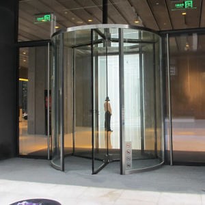 [Hot Item] Automatic Two Wings Revolving Door with Silver Surface Treatment