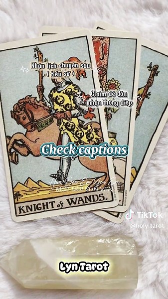 Có một người đang âm thầm tiến về phía bạn, không ồn ào, không phô trương, nhưng năng lượng của họ mạnh đến mức bạn sẽ cảm nhận được trước cả khi họ xuất hiện. Người này không phải kiểu nói cho hay, hứa cho đẹp lòng. Họ thuộc kiểu làm trước, nói sau. Kiểu người đã quyết là làm, đã chọn là giữ. Họ đến để trở thành điểm tựa đúng nghĩa: đứng sau bạn khi bạn yếu, bước cạnh bạn khi bạn mệt, và chặn gió chắn bão khi đời trở nên quá nặng. Họ không hỏi bạn có xứng đáng hay không, họ chỉ biết rằng bạn cầ