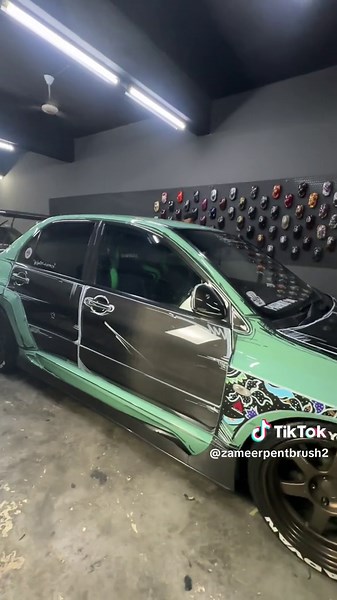 Lukisan Kreatif Menggunakan Pen di Kereta