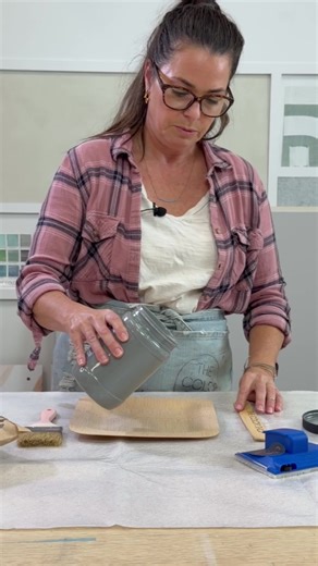 DIY projects you can ACTUALLY do yourself! We’ve got you covered from start to finish: Full tutorial, instructions, step-by-step practices, insights, and tips. Our Grasscloth DIY kit is an amazing alternative to wallpaper… forgoing the mess, headache, and— most importantly— the cost! • • #grasscloth #texture #homeproject #diykit #thecolorshop