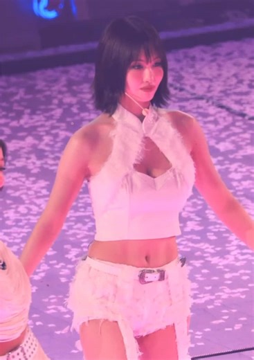 Moonlight Sunrise: Momo's Captivating Fancam in K-Pop