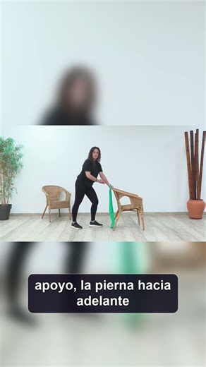 Tríceps con banda y silla: coloca el apoyo y mueve el antebrazo