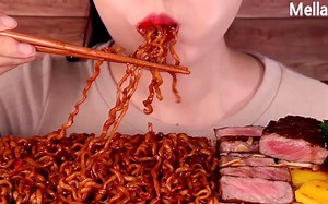 【Mellawnie】黑豆面和牛排