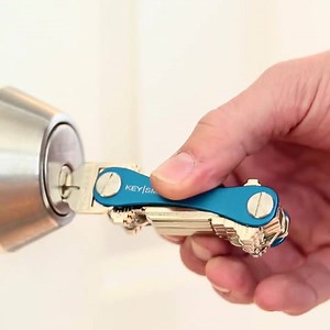 Sind Ihre Schlüssel ein sperriges Wirrwarr? Klimpern sie, stoßen sie an Ihr Bein und gehen Ihnen auf die Nerven? Wenn ja, können Sie sie mit KeySmart organisieren. Sie werden Ihre Schlüssel lieben! Jetzt kaufen:www.GetKeySmart.com | KeySmart