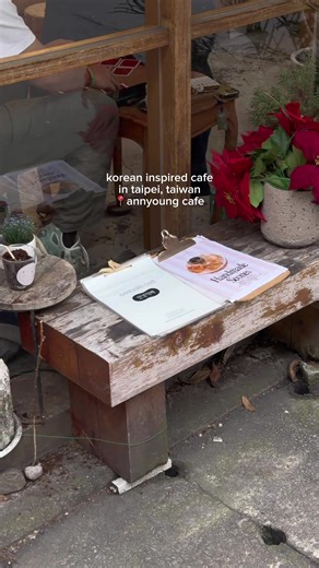 stumbled upon this korean inspired cafe in taiwan when i was wanting to rest (i lied i searched it up online). 📍annyoung cafe their drinks are not too bad - nothing wow but would recommend if you want a place to sit and chill! i dont recommend their toilet though - there was an infestation of mould #taiwan #taipei #cafe #cafehopping #taipei_taiwan