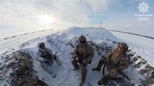 Мороз пробирає до кісток, але служба не чекає На Донеччині антидронові групи патрульної поліції збивають ворожі БпЛА, захищаючи українське небо. Наші козаки працюють там, де витримка така ж важлива, як і влучність. #патрульнаполіція #police_ua #поліція #поліціяукраїни