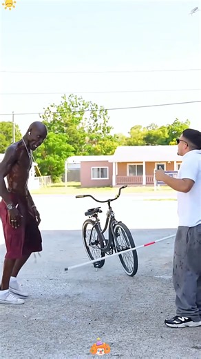 Funny streer prank 😅😂😜#fyp #prank #foryou #funnyvideos #scary #trend #funny #pov #street #fblifestyle | UsFunniestvideo