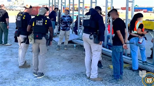 ➡️ Arrestan a 450 personas en redada en planta de autos en Georgia: algunos se escondieron en ductos. 📺 Más del Noticiero Univision a las 6:30 pm /5:30 C y en su Edición Nocturna a las 11:35pm / 10:35 C. | Univision Noticias