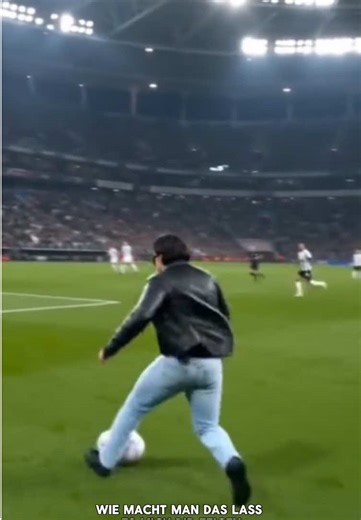 #capcut #capcutpioneer Dieses Video ist wirklich interessant – in dem Video springst du selbst in den Fernseher und wirst zum Fußballspieler. Wie wurde das gemacht? Lass es mich dir zeigen AI Soccer Video TV Jump Soccer Effect Enter TV AI Effect AI Football Player Video Photo To Soccer AI AI Sports Transformation AI Athlete Video AI Character Transformation AI Movie Scene Effect AI Action Scene Cinematic AI Video Viral AI Soccer Effect One Photo AI Video AI Template Tutorial CapCut AI Template A