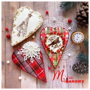 How to decorate Christmas Heart Cookies using different techniques...painting, stenciling, stamping, molding... You can find music I use here... https://www.epidemicsound.com/referral/6fhlgy/ | My little bakery