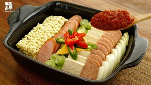 cooking haru | 部队锅餐厅看了都不爽的视频！10分钟搞定！！超美味微波炉版部队锅（韩式火锅）