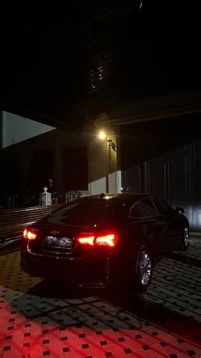 ㅤ on Instagram: "2001년 개봉한 영화 “A Beautiful Mind”는 단순히 천재 수학자의 삶을 다룬 작품이 아니라, 인간이 내면의 혼란 속에서도 어떻게 사랑과 신뢰로 자신을 되찾아가는지를 보여주는 깊은 이야기입니다. 화려한 계산 장면보다 존 내쉬가 마음속 그림자를 이겨내려는 순간들이 훨씬 더 오래 기억에 남죠. 특히 그가 현실과 환상 사이에서 흔들리면서도 끝까지 아내를 향한 마음을 놓지 않는 모습은 묘하게 가슴을 저릿하게 만듭니다. 이 영화에서 감정을 완성시키는 요소는 바로 잔잔한 피아노 선율과 차분한 배경음악입니다. 처음에는 조용히 스며들지만, 어느 순간 관객도 모르게 내쉬의 감정에 같이 잠기게 되죠. 후반부, 아내가 내쉬의 손을 잡아주던 장면에서는 음악과 화면이 자연스럽게 겹쳐지면서 눈시울이 뜨거워지는 경험을 하게 됩니다. 많은 이들이 “이 장면만 떠올려도 이상하게 마음이 찡하다”고 말하는 이유도 그 때문일 겁니다. 이 영화가 여러 상을 휩쓴 건 단순한 인기