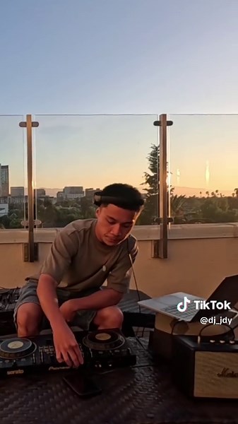 Sundays Are For RnB: Unwind with DJ Mixes