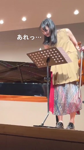 ステージ出てまさかの出来事が起きた瞬間をお届けします笑 実はこの後楽譜を取りに行きますが、一向に帰ってきません… 後編につづきます👀 #1966カルテット #コンサート #クリスマス #まさかの出来事 #楽譜がない