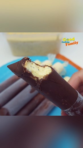 Making gourmet ice cream with a chocolate shell is much simpler than you might think! . 📝 write down the ingredients 😉 . 200g heavy cream 395g condensed milk 1 cup powdered milk 1 l of milk 1 tablespoon neutral alloy 1 to 2 packets of powdered juice or 200ml of passion fruit juice concentrate chocolate (the amount will depend on how many you are going to make with the cone and the size of the cone, whether you want the whole ice cream cone or just half) ice cream bags | Good Cooking Family