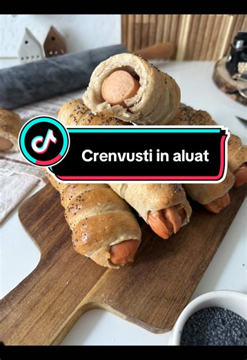 🌭 Crenvurști în aluat pufos (variantă mai sănătoasă) Preferații copiilor mei 💛 Au dispărut imediat ce au fost gata… nici n-au apucat să se răcească 😄 ✨ Ingrediente (8 bucăți): \t•\t8 crenvurști de pui \t•\t500 g făină integrală dietetică (7Spice) \t•\t300 ml apă călduță \t•\t1 plic drojdie uscată \t•\t10 g sare \t•\t1 lingură ulei de măsline \t•\t1 ou bătut (pentru uns) \t•\t2–3 lingurițe mix de semințe (susam, mac etc.) 👩‍🍳 Mod de preparare: 1️⃣ Amestecă făina cu drojdia și sarea. 2️⃣ Adau