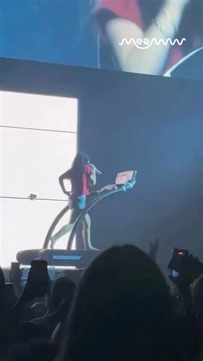 Lorde took Supercut to the next level, performing it while running on a treadmill during the UltraSound World Tour. #Lorde #UltraSoundWorldTour #celebritynews | MEAWW Entertainment