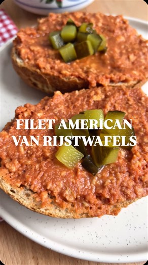 Wist je dat je met rijstwafels een heerlijk plantaardig alternatief voor filet americain kunt maken? 🥰 Sinds ik dit jaren geleden ontdekte, heb ik het al zo vaak gemaakt. Na veel uitproberen is dit mijn favoriete versie geworden. En nee, je proeft de rijstwafels echt niet! 😀 De vegan worcestershire saus (meestal niet vegan vanwege ansjovis) is optioneel, maar geeft een extra lekkere diepe smaak. Serveer naar smaak met augurk en plakjes plantaardig ‘gekookt ei’ het recept daarvoor vind je op wa