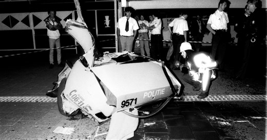 Politieauto breekt in tweeën na harde klap tegen lichtmast: bestuurder loopt lichte hersenschudding op