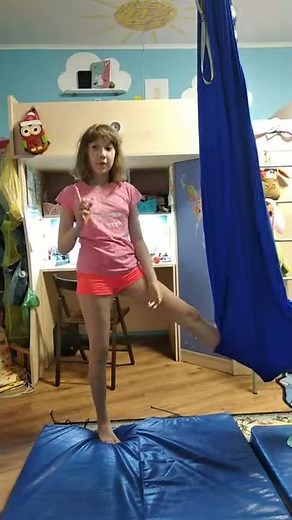 Аеройога, кувырки в воздухе, точнее в гамаке.