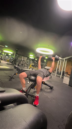 Dumbbell Chest Press🔥❤️ #fyp #lifestyle #viral #tik_tok #gym Later finnaly hit 35kg per hand💪🏻 HOW TO: Sit on bench, dumbbells on thighs. Lie back, feet flat. Shoulders back, slight arch. Lower dumbbells slow,Press up strong, squeeze chest. Repeat 💪