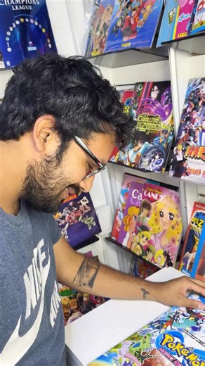 💥 Llegó la Pokédex Infinity 💥 El álbum que todo fan de Pokémon estaba esperando. La megacolección tiene un precio de S/ 120 en incluye: 😊 ⚡ Mega álbum de 108 páginas. ⚡ Mini álbum (suplemento) de 16 páginas. ⚡ 1128 figuras normales. ⚡ 44 figuras especiales. ⚡ Cajita Pokédex coleccionable. ⚡ Mega póster (hasta agotar stock). Todo listo para pegar, completar y vivir la experiencia Pokémon al máximo. 🔥 📦 Envíos desde Lima a todo el Perú por Olva Courier y Shalom. 🛵 Envíos express disponibles 