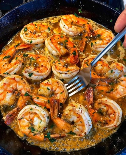 🍤 Spicy Garlic Butter Shrimp 🔥 Juicy, buttery shrimp bursting with bold flavor — perfect weeknight meal! 📝 Ingredients: 1 lb large shrimp, peeled and deveined 3 tbsp unsalted butter 2 tbsp olive oil 4 cloves garlic, minced 1/2 tsp red pepper flakes (adjust for spice) 1/4 cup chicken broth (or white wine) 1 tbsp lemon juice Salt and black pepper, to taste 2 tbsp chopped fresh parsley 🍴 How to prepare it: 1️⃣ Prep the shrimp: Pat shrimp dry and season with salt and pepper. This ensures perfect