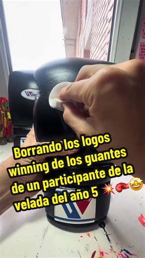 Borrando Logos de Guantes de Boxeo en Velada del Año 5