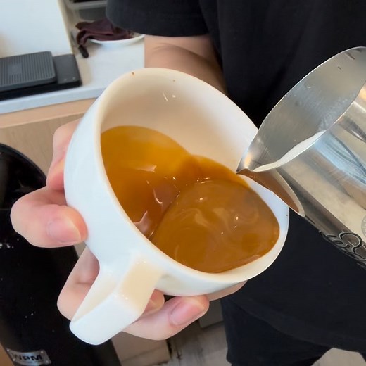 2025/11/14… 拉花玩了3年終於解鎖慢底鬱金香🌷 鬱金香能進步還是多虧了我的線上拉花老師😂 #三峽咖啡廳 #拿鐵拉花 #latteart #coffeetime #latté #coffeelovers #coffee #拿鐵藝術 #photo #photography #拉花課程 #tulip #tulips🌷 #wingtuliplatteart | S Whitley Strieber