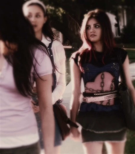 ghost girl #ariamontgomery #lucyhale #ariamontgomeryedit #pll #prettylittleliars aria montgomery pink hair