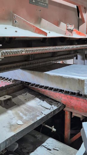 Breaking slabs of granite with ease. Tons of hydraulic pressure snaps the 8" thick slab with no problem. One step of efficiency here at Dixie Granite. | Dixie Granite Co. Elberton, GA