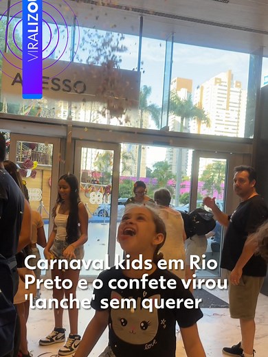 #Viralizou - Durante um bloquinho de Carnaval kids em São José do Rio Preto, uma menina decidiu aproveitar a folia do jeito mais animado possível: jogando confete para o alto e curtindo cada segundo da festa. Mas no meio da empolgação, aconteceu o inesperado. Ao lançar o confete para cima, parte dele acabou caindo direto na boca dela, arrancando risadas de quem estava por perto. Um momento espontâneo, divertido e totalmente sem querer — a prova de que no Carnaval infantil tudo pode virar históri