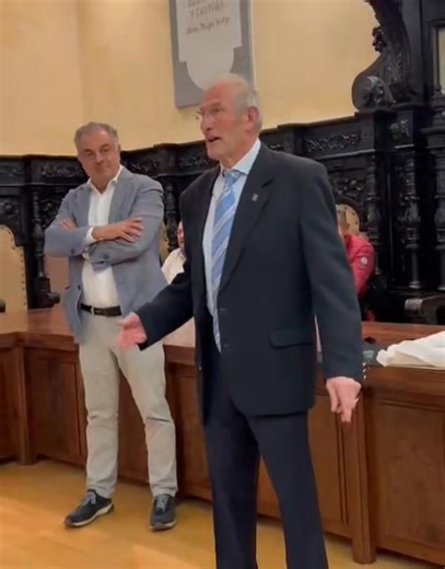 5.8K views · 117 reactions | El Ayuntamiento de Astorga ha celebrado este miércoles, en el salón de plenos, un acto de homenaje a José María Ramos Castellanos "en reconocimiento a su extraordinaria hazaña: colgar su bicicleta tras haber completado 40 veces el Camino de Santiago desde Astorga, un ejemplo de esfuerzo, constancia y amor por nuestra tierra". | El Faro Astorgano | Facebook
