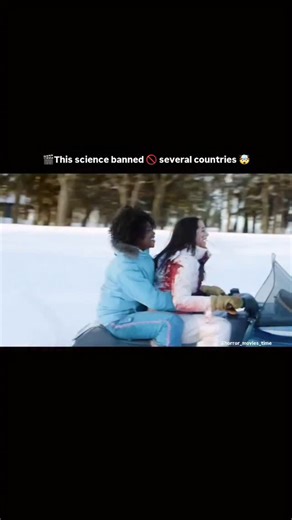 Horror Movies on Instagram: "🎬Movie Name - Wrong Turn 4: Bloody Beginnings u 日本利用压电瓷砖将脚步转化为电能。这些瓷砖捕捉来自你脚步的动能。当你行走时，你的重量和动作会对瓷砖产生压力。瓷砖会轻微弯曲，从而产生机械应力。瓷砖内部的压电材料将这种应力转化力电能。每一步都会产生少量电荷，而数百万步结合在一起就能产生足够的电力来驱动LED灯、数字显示屏和传感器。在像涩谷车站这样繁忙的地方，每天大约有240万个脚步为这一系统作出贡献。 这些电能可以被储存或立即使用，从而减少对传统电力来源的依赖，并支持可持续的城市基础设施。 这种方法将日常运动转化为实用的可再生能源#日本#知识# 事实#你知道吗#推荐 科技创新历史技术实验热门"