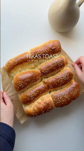 Homemade texas toast. Full recipe ondelicate-kitchen.com! #texastoast #raisingcanes