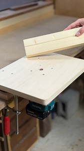 #woodworking I used to use a box-style router table, but because I made it too compact, the router was hard to remove and bit changes were a hassle. So I switched to a floating design where about two-thirds of the router hangs off the table. A single board could work, but this structure: • Keeps the clamps hidden → nothing gets in the way • Makes the jig much more versatile • Ideal for small workshops and easy to carry around • Feels like the load capacity improved, too Dimensions are shown in t