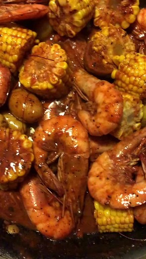 Deliciosos Camarones con Elote y Papa: Receta Cajún