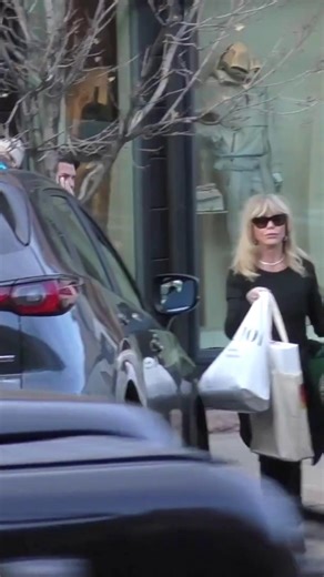 Goldie Hawn kept it chic while doing some last-minute holiday shopping in Aspen. (🎥: MEGA) | OK! Magazine